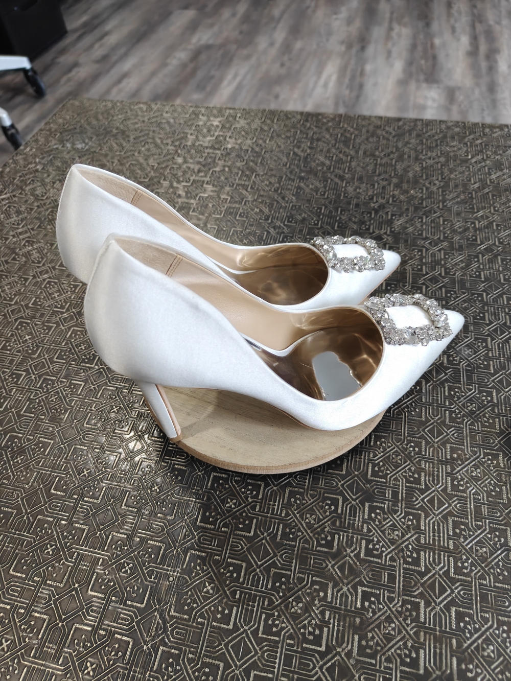 Badgley Mischka Women's Cher Crystal Buckle Pumps in white satin Size 8 EXC! - Picture 8 of 17